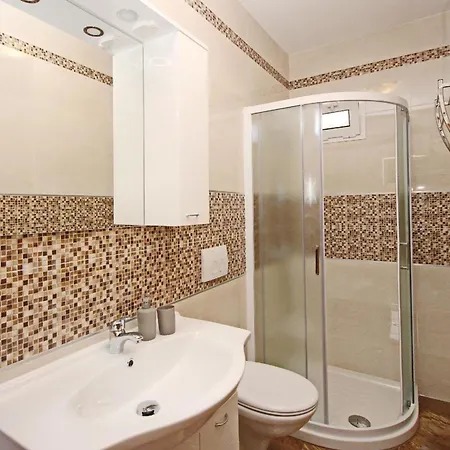 Apartment Modern Eingerichtete Fuer 4 Personen, Klimatisiert, Freie Parkplatz Und Wi-fi, Grillmoegligkeit - B59546 *