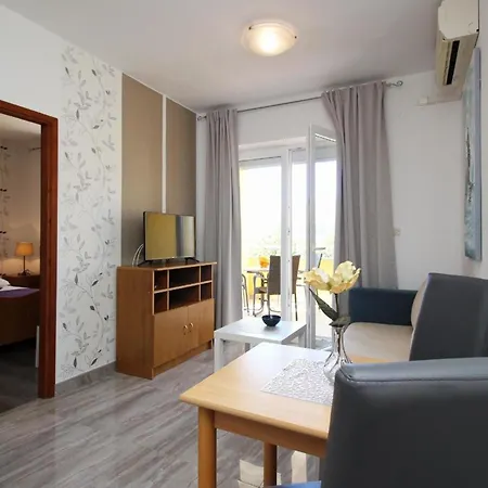 Modern Eingerichtete Fuer 4 Personen, Klimatisiert, Freie Parkplatz Und Wi-fi, Grillmoegligkeit - B59546 *