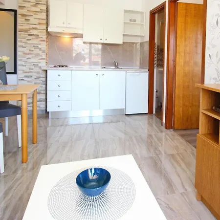 Apartment Modern Eingerichtete Fuer 4 Personen, Klimatisiert, Freie Parkplatz Und Wi-fi, Grillmoegligkeit - B59546 Baska (Krk)