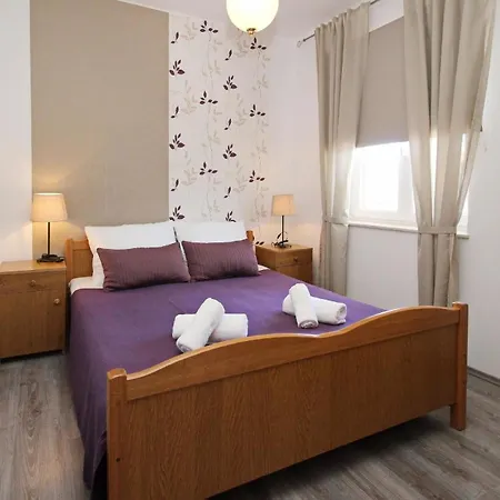 Modern Eingerichtete Fuer 4 Personen, Klimatisiert, Freie Parkplatz Und Wi-fi, Grillmoegligkeit - B59546 Apartment *