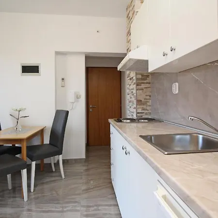 Apartment Modern Eingerichtete Fuer 4 Personen, Klimatisiert, Freie Parkplatz Und Wi-fi, Grillmoegligkeit - B59546
