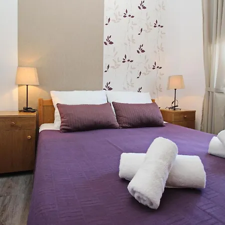 Apartment Modern Eingerichtete Fuer 4 Personen, Klimatisiert, Freie Parkplatz Und Wi-fi, Grillmoegligkeit - B59546 *